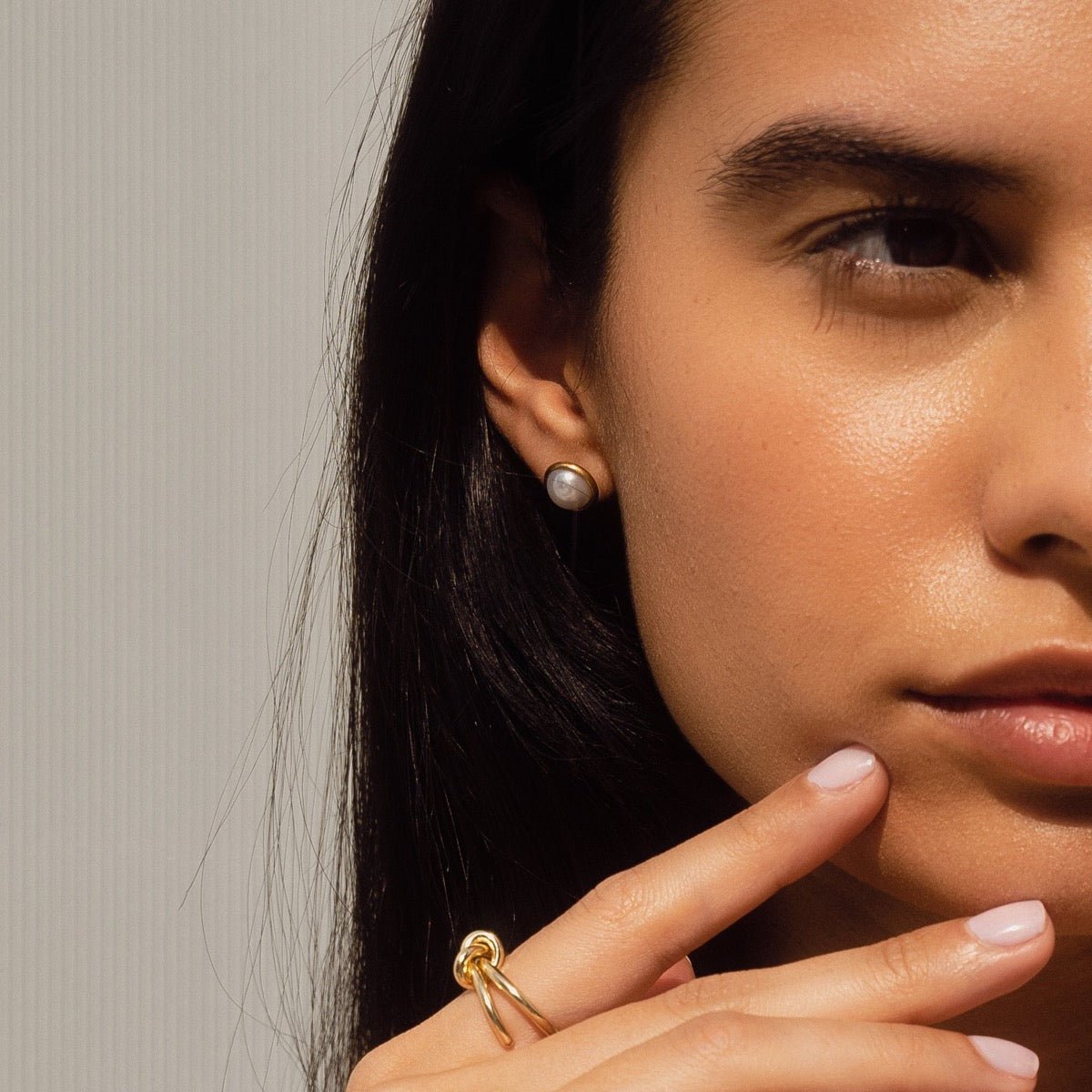 Solitaire Pearl Earrings Plated in 18K Gold