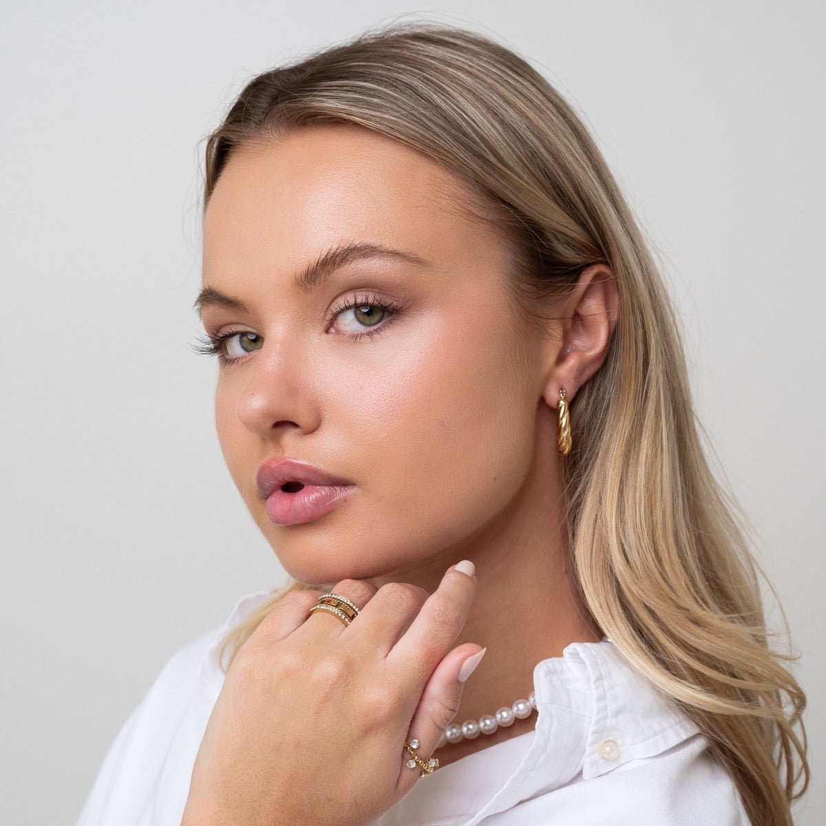 Serena Twisted Hoop Earrings – 18K Gold Plated