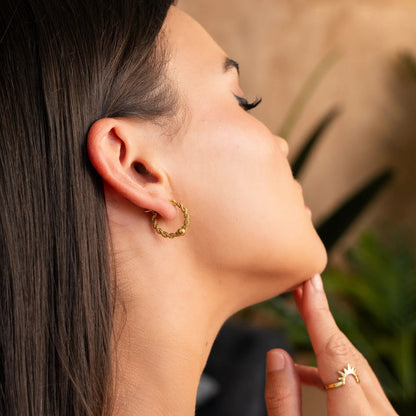 Elara Twist Hoops – 18K Gold Plated 