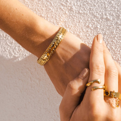 Evelune Golden Leaf Bracelet – 18K Gold Plated | Rosarat 