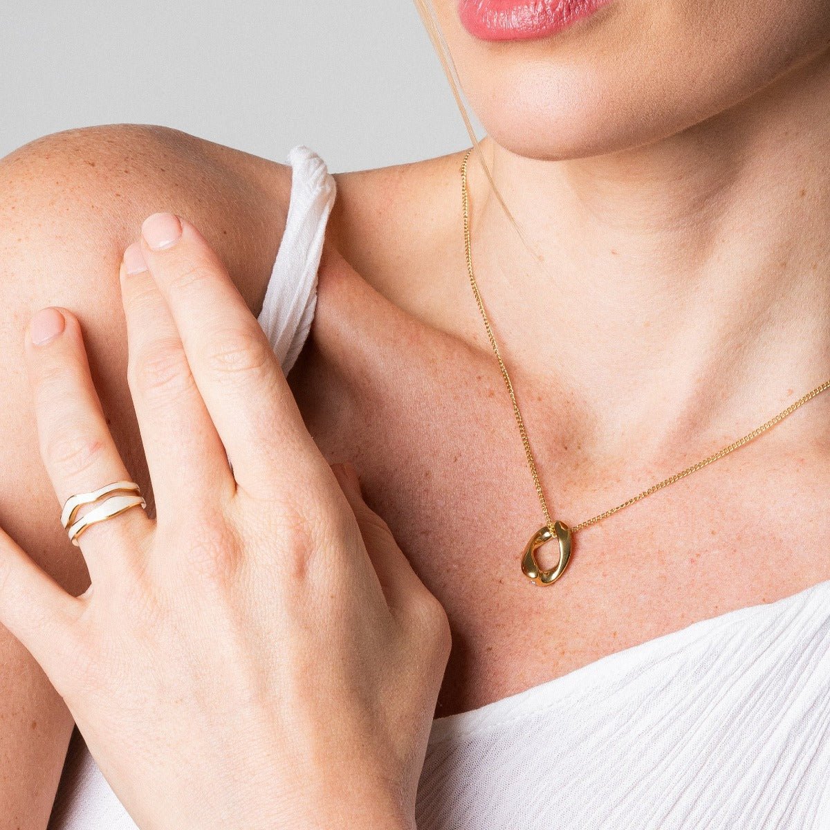 Abstract Mother of Pearl Adjustable Ring – 18K Gold Plated